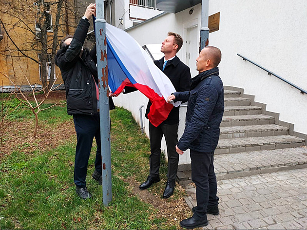 Česká vlajka opět zavlála v Kyjevě, diplomaté jsou zpět na ambasádě