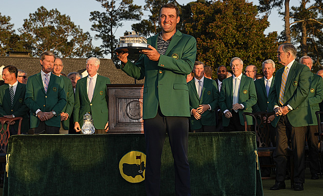 Americký golfista Scheffler poprvé oblékl zelené sako pro vítěze Masters