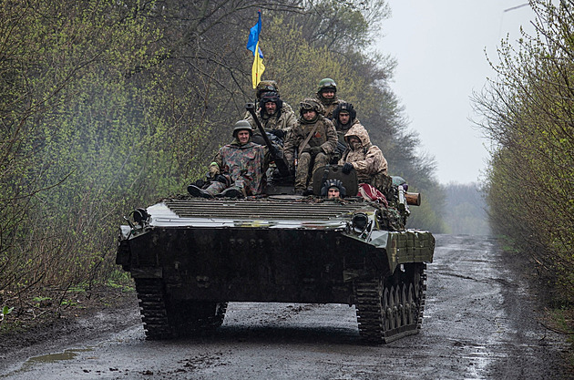 Ukrajina ostřeluje vlastní civilisty, tvrdí Rusko. V Chersonu se má platit v rublech