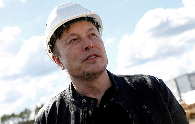 Musk označil nové továrny Tesly jako „peněžní pece“. Ztrácejí miliardy