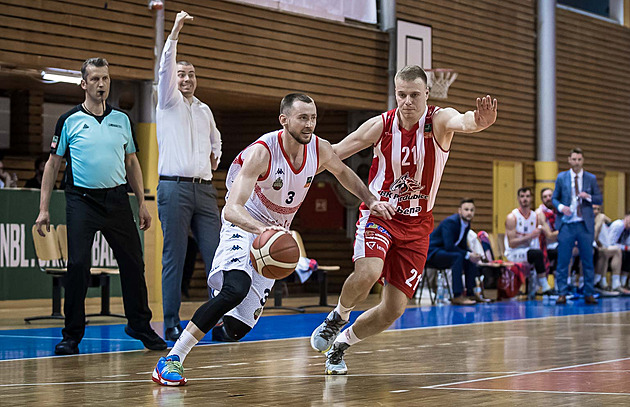 Brněnští basketbalisté znovu přehráli Pardubice, Ústí v Kolíně srovnalo