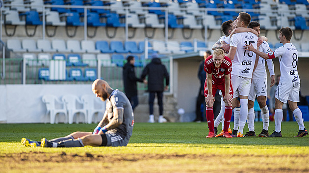 Do Hradce zamířili brankář Bajza a záložník Smrž. Klub ještě shání stopera