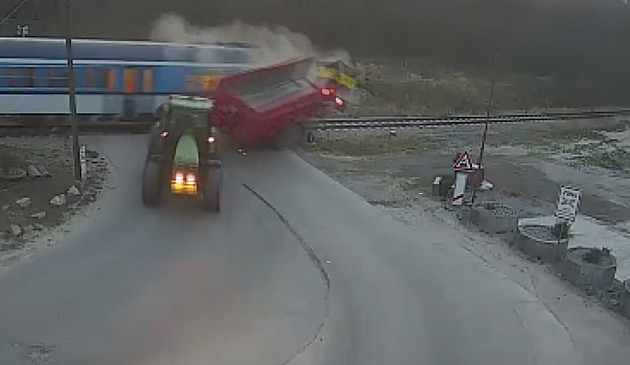 VIDEO: Traktorista vjel na přejezd na červenou, vlak smetl vlek