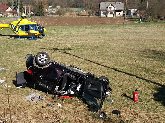 Auto se čelně střetlo s kamionem, zemřela spolujezdkyně a později i řidič