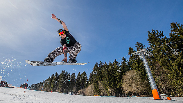 Víkend v Krkonoších nabídne poslední lyžovačku, sněhu je i půl metru