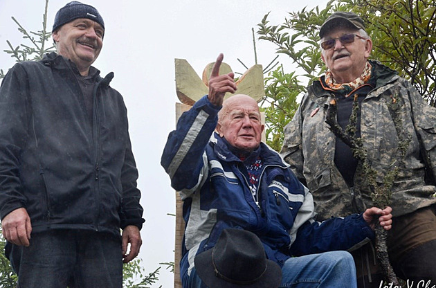 Z vrcholu Svaroh na �umav� n�kdo ukradl d�ev�ný tr�n v�novaný Králi zmizelé...