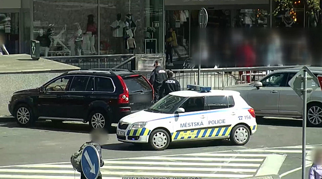 VIDEO: Muž házel na auto strážníků dlažební kostky, ti ho zajistili