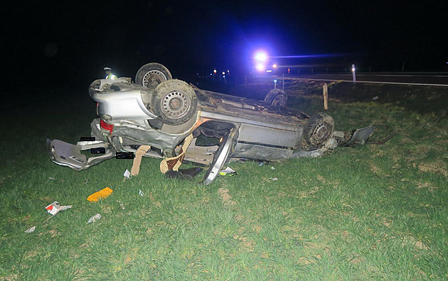 Auto se vyřítilo ze silnice a skončilo na střeše. Náraz vyhodil cizince ven