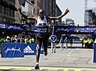Evans Chebet protíná vítzí v Bostonském maratonu.