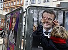 ena ve trasburku se v den voleb dotýká plakátu Emmanuela Macrona. (10. dubna...