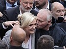 Marine Le Penová dostává polibek od svého stoupence v Saint-Pierre-en-Auge v...