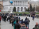 Fronta ped kyjevskou hlavní potou, kde se prodávala známka na poest obránc...