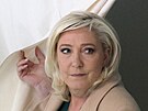 Marine Le Penová hlasuje v prvním kole francouzských prezidentských voleb. (10....