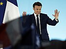 Francouzský prezident Emmanuel Macron promlouvá ve svém volebním tábu po...