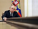 Ruský prezident Vladimir Putin na schzce se leny vlády v Moskv (10. bezna...