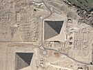 Satelitní snímek zachycuje �ást pyramidového pole v egyptské Gíze, na n�m� jsou...