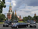 Ped Aurusem Senat v kremelských garáích parkoval Mercedes-Benz S 600 Pullman...
