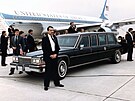 Ronald Reagan a jeho limuzína Cadillac Fleetwood z roku 1984.