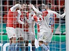 Fotbalisté Slavie se radují ze vsteleného gólu.