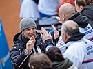 Kapitán eských tenistek Petr Pála se raduje ze zisku druhého bodu v...