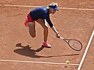 eská tenistka Linda Fruhvirtová dobíhá kraas v kvalifikaním utkání Poháru...
