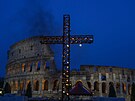 Pape Frantiek se zúastnil obadu kíové cesty u ímského Kolosea. (15....