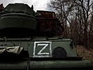 Symbol "Z" je vidt namalovaný na znieném ruském protiletadlovém systému ZSU....