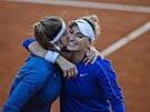 eské tenistky Karolína Muchová a Markéta Vondrouová (elem) se radují z výhry...
