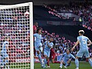 Hrá Liverpoolu Ibrahima Konate (uprosted v ervené) dává hlavikou první gól...