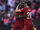 Hrái Liverpoolu Sadio Mane (vlevo) a Diogo Jota slaví vítzství nad...