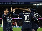 Lionel Messi (vlevo) gratuluje kolegovi z Paris Saint-Germain Neymarovi k...