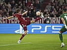 Thomas Müller z Bayernu se natahuje za míem v utkání proti Villlarrealu....