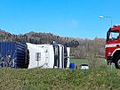 Kamion skon�il na boku a zatarasil jeden j�zdn� pruh.