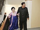 Kim ong-un v novém dom, který daroval hlasatelce severokorejské televize Ri...