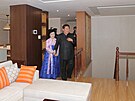 Kim ong-un v novém dom, který daroval hlasatelce severokorejské televize Ri...