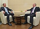 Viktor Medveduk (vlevo) s ruským prezidentem Vladimirem Putinem (6. íjna 2020)