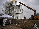 Jeáb vyzvedává tlo mue z hromadného hrobu v Bui, aby mohl být...