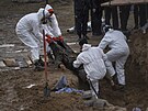 Exhumace tl z hromadného hrobu v Bui kvli identifikaci obtí (10. dubna 2022)