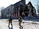 Písluníci proruských jednotek kontrolují ulice v pístavním mst Mariupol na...