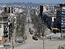 Vojenská vozidla proruských jednotek projídí znienými ulicemi Mariupolu na...