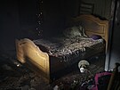 Uhlíky ohn po ostelování dopadají na postel v jednom z dom v Charkov. (11....