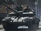 Ukrajinské tanky projídjí ulicemi msta Irpi. (11. dubna 2022)