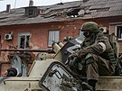 Proruské ozbrojené jednotky ve zpustoeném Mariupolu (11. dubna 2022)
