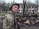Ukrajinský velitel stojí vedle trosek vozidel ve vesnici Barvinkove v...