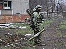 Ozbrojený voják milice samozvané Doncké republiky prochází kolem budovy v...