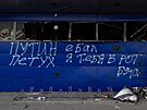 Slogan na zdi ped znieným nákupním stediskem ve mst Bua. Nazývá ruského...