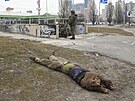 Tlo padlého vojáka pi bojích v ukrajinském hlavním mst v Kyjev (25. února...