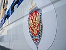 Znak ruské Federální sluby bezpenosti (FSB) na sluebním voze (19. dubna 2022)