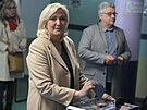 Kandidátka na prezidentku Marine Le Penová vhazuje svj hlas do volební urny ve...
