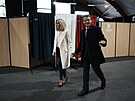 Emmanuel Macron se svou enou Brigitte ve volební místnosti v Le Touquet (10....
